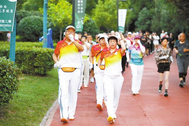 在全民健身的路上拥抱幸福生活