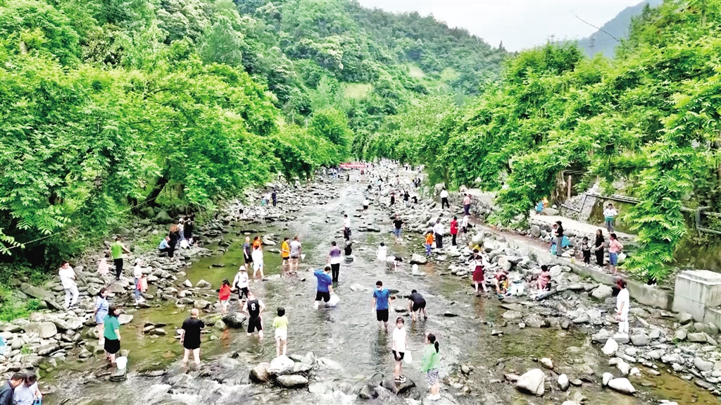 乡村景色美 旅游人气旺